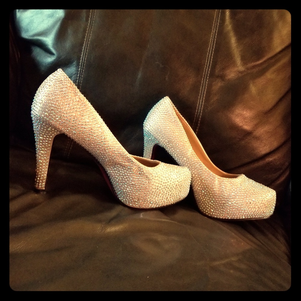 😎Beautiful Sparkly Heels💥FINAL MARK DOWN💥